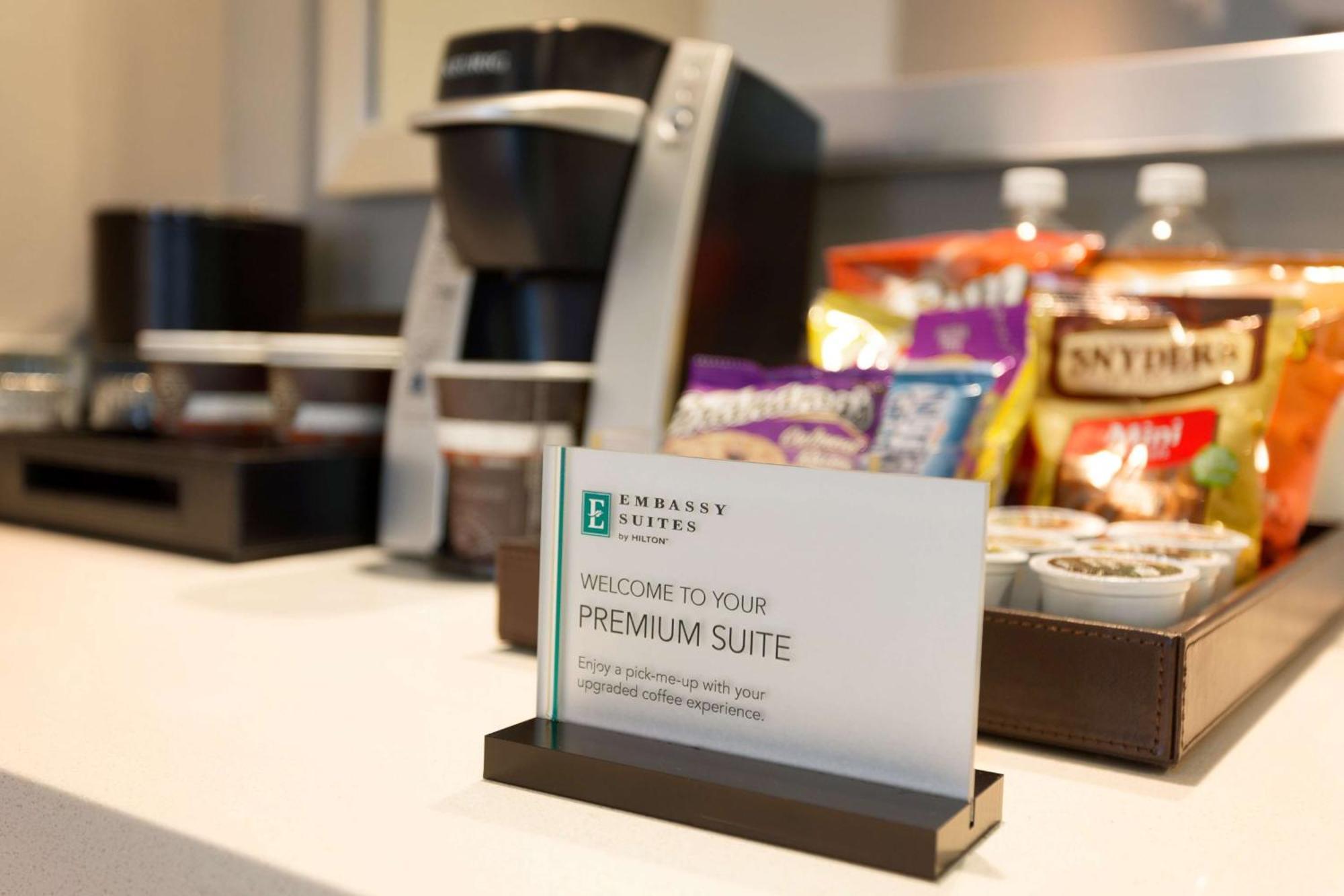 Embassy Suites By Hilton Kansas City Олэт Экстерьер фото